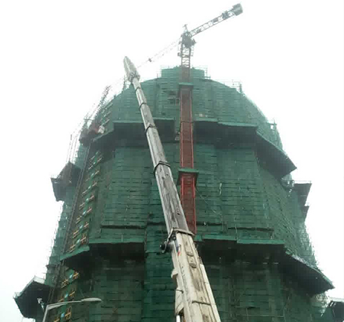虎丘吊车在工地上作业